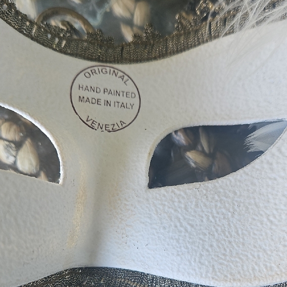 Elegant Gold and Black Carnival Mardi Gras Halloween Masquerade Mask. - Picture 5 of 6